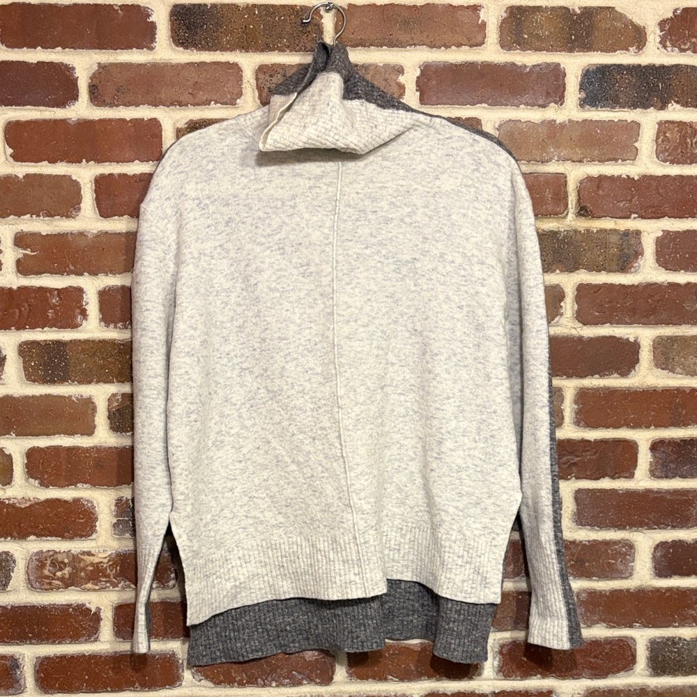Athleta Gray and white wool  Sweater medium